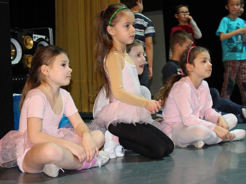 Děti z hradišťské ZUŠ společně se členy souboru Hradišťánek nacvičují balet Bohuslava Martinů s názvem Špalíček. 
