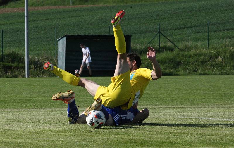 Fotbalisté Strání (žluté dresy) ve 22. kole divize E podlehli Šumperku 1:3 a v tabulce klesli na poslední místo.