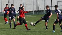 Fotbalisté Slovácka B (modré dresy) v přípravném zápase porazili divizní Hodonín 2:0. Oba góly vstřelil Pavel Juroška.