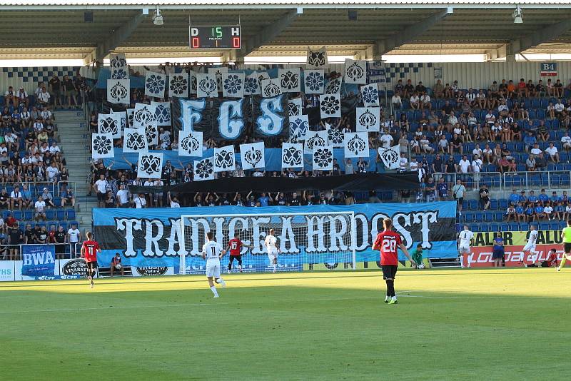 Fotbalisté Slovácka (bílé dresy) ve čtvrtek večer hostili  v odvetě Evropské konferenční ligy bulharský celek Lokomotiv Plovdiv.