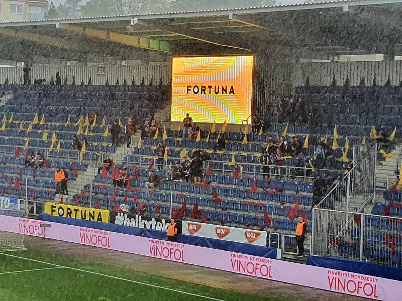 V Uherském Hradišti před finále MOL Cupu vydatně pršelo.