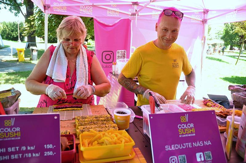 Lukáš Neckář připravuje svou specialitu - color sushi - na Garden Food Festivalu ve Smetanových sadech v Uherském Hradišti; sobota 22. srpna 2020