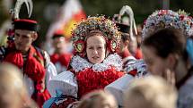 Na tři tisíce krojovaných účastníků z devíti regionů, Polska a Maďarska prošlo centrem Uherského Hradiště při Slováckých slavnostech vína a otevřených památek, 10. září 2022.