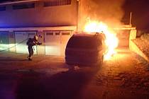 Hasiči zasahují v noc na středu 28. června 2023 u požáru osobního automobilu v ulici U Plynárny v Uherském Brodě.