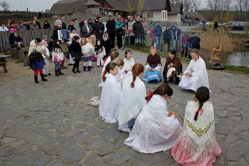 Starodávný zvyk vynášení Morany a vítání jara udržují na Modré už šestadvacet let.