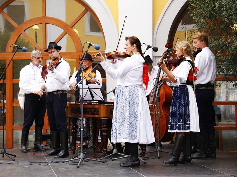 Divákům se představil folklorní soubor Dolňácko