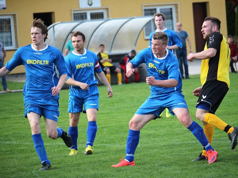 Fotbalisté Sušic hostili v okresním přeboru Bánov(v modrém). Utkání skončilo 4:1.