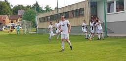 Hrající trenér Bojkovic Daniel Vacula slaví výhru v derby nad Šumicemi.