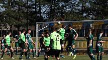 Derby fotbalistů Dolního Němčí (světle zelené dresy) s Nivnicí skončil v I. A třídě nerozhodně 2:2.