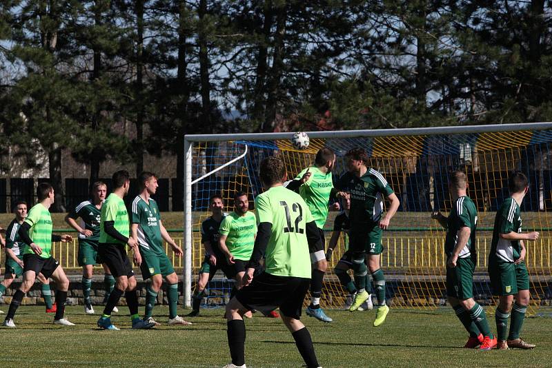 Derby fotbalistů Dolního Němčí (světle zelené dresy) s Nivnicí skončil v I. A třídě nerozhodně 2:2.