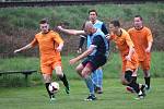 Fotbalisté Drslavic hostili ve šlágru okresního přeboru Šumice (v oranžovém). Utkání skončilo remízou 2:2.