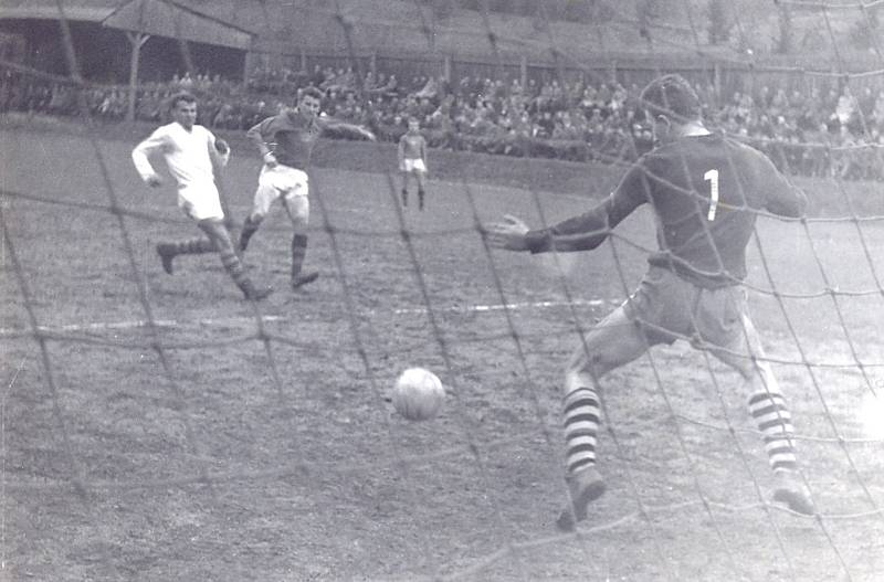 Dukla Praha v šedesátých letech přilákala do Vlčnova spousty fanoušků. Foto: archiv Antonína Zlínského