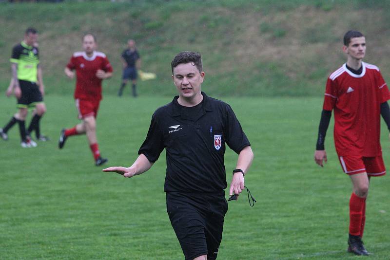 Fotbalisté Jalubí (žlutočerné dresy) v semifinále Poháru OFS Jarošovský pivovar zdolali Nedakonice 3:0.