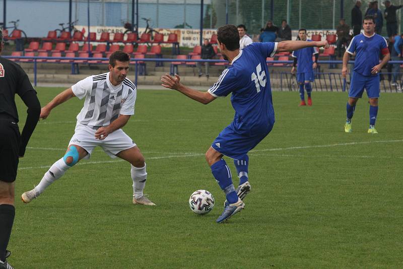 Fotbalisté Kunovic (modré dresy) v 11. kole krajské I. A třídy skupiny B i bez omluveného trenéra Chaloupky zdolali Těšnovice 2:1.