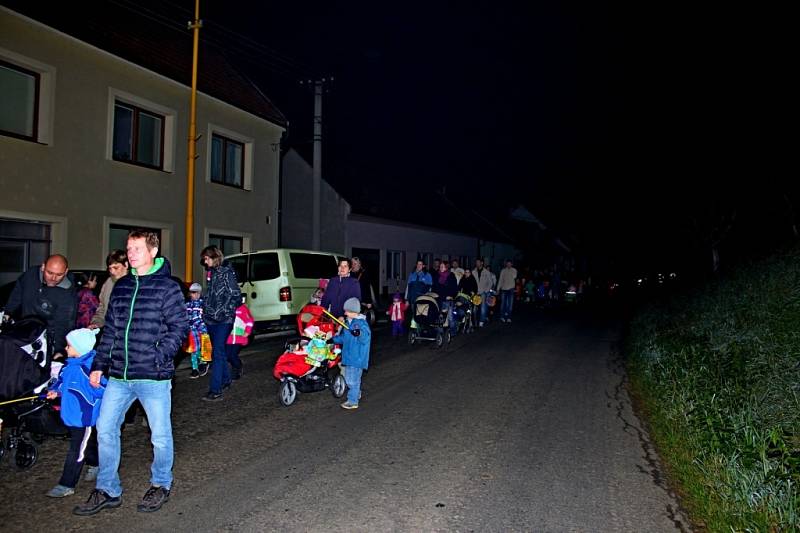 Bezmála tři stovky dětí a dospělých pochodovaly Kudlovicemi s barevnými světýlky. 
