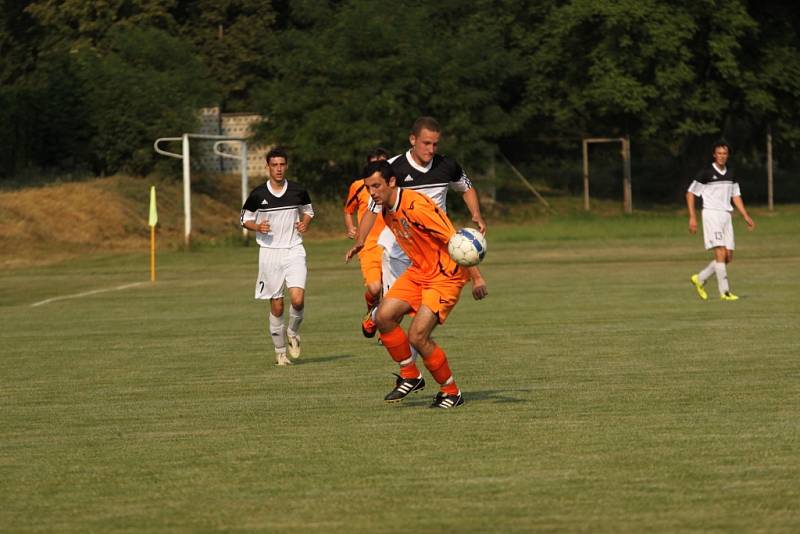 Předkolo poháru KFS. Ostrožská Lhota - Březolupy 2:0 (0:0) (Lhota v oranžovém).