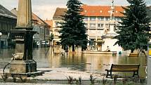 Povodeň v červenci 1997 v Uherském Hradišti. Mariánské náměstí.