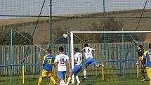 Fotbalisté Slavkova (modré dresy) v 7. kole I.B třídy přehráli oslabený Tlumačov 3:0.