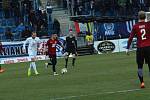 Fotbalisté Slovácka (v bílých dresech) se ve šlágru 18. kola HET ligy utkali se Spartou Praha. Televizní duel ovlivnilo mrazivé počasí. Foto: Deník/Stanislav Dufka