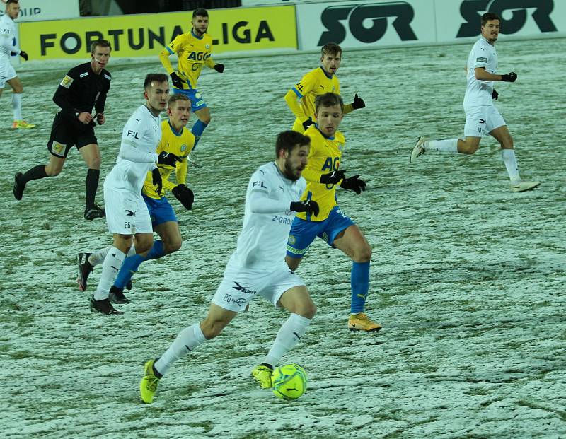 Fotbalisté Slovácka (v bílých dresech) hostili v předehrávce 19. kola FORTUNA:LIGY Teplice. Páteční duel poznamenalo vydatné sněžení.