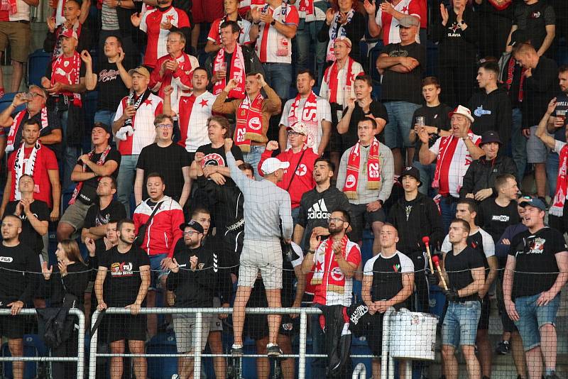 Fotbalisté Slovácka (bílé dresy) v nedělním šlágru FORTUNA:LIGY vyzvali pražskou Slavii.