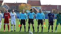 Fotbalisté Slovácka B (modré dresy) ve 14. kole MSFL vyzvali na kunovické Bělince rivala ze Zlína.