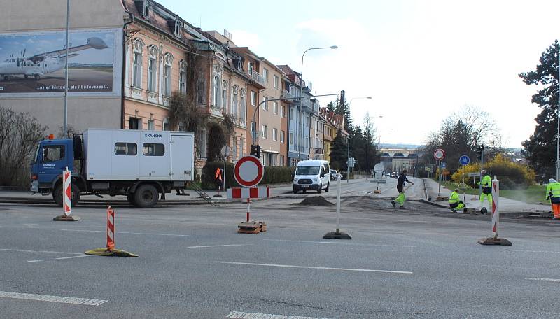 Začátek velké opravy silnic hlavní křižovatky v Uherském Hradišti.