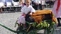 Průvod krojovaných vystartoval z Vinohradské ulice. Po dvoukilometrovém pochodu dorazili folkloristé na zaplněné Masarykovo náměstí.