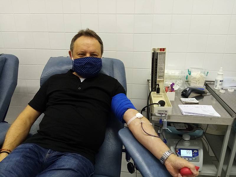 Šéfredaktor Slováckého deníku Pavel Bohun při svém 100. odběru krve v transfuzní stanici Uherskohradišťské nemocnice.