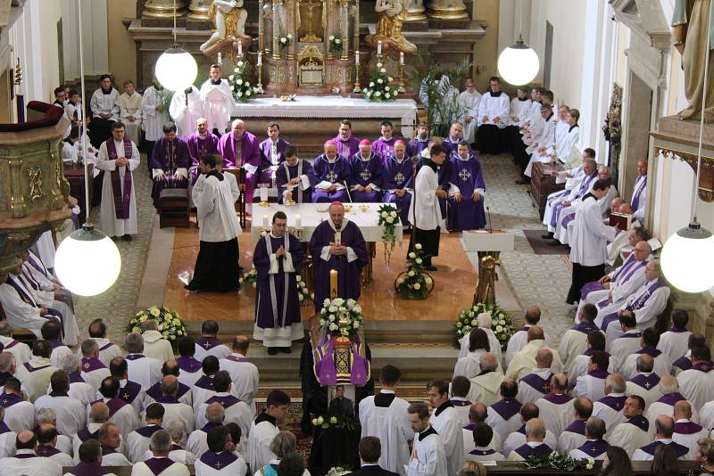 Na pohřeb brodského děkana dorazilo tisíc věřících i stovka kněží. Nechyběli arcibiskup, biskupové, hejtman ani senátor