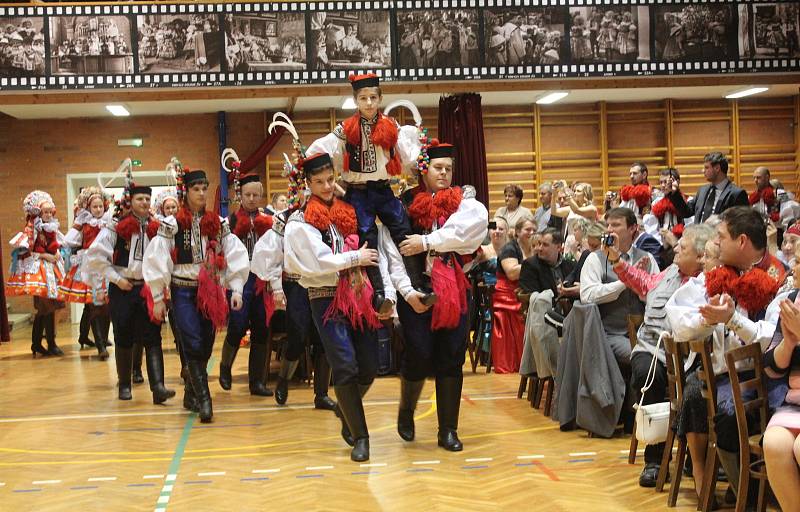 Krojový ples ve Vlčnově s představením legrútského ročníku a letošního krále Davida Chaloupky.