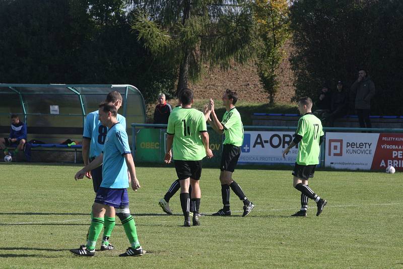 Fotbalisté Zlechova (modré dresy) pod vedením nového trenéra Pavla Cigoše prohráli doma na hody s Koryčany 1:3.