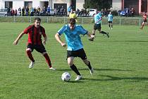 Derby fotbalistů Zlechova (červenočerné dresy) s Polešovicemi skončilo remízou 1:1.