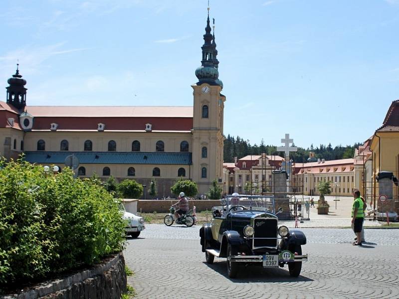 VETERÁNI. Nablýskanými historickými vozidly se v sobotu mohli kochat občané Velehradu i jeho návštěvníci.