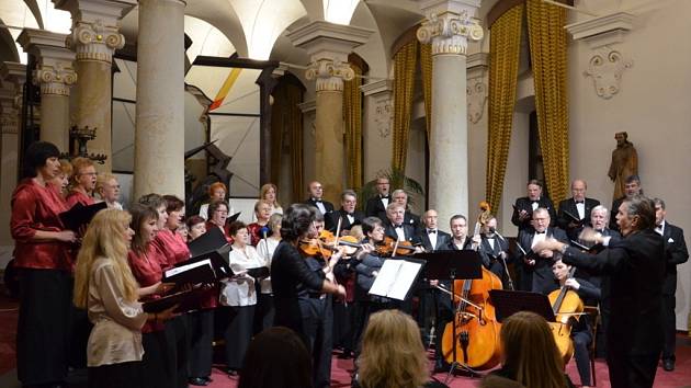 Místní Rotary Klub ve Sloupovém sále Muzea J. A. Komenského již potřetí uspořádal koncert s podtitulem Rotariáni svému rodnému městu, jehož výtěžek poputuje na charitativní účely.