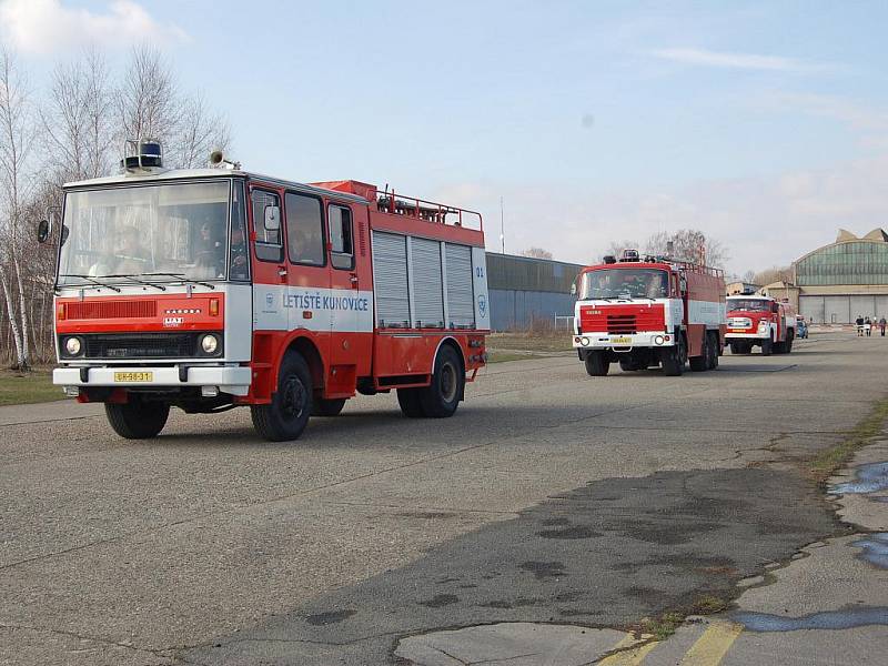 Na letišti byly připraveny tři hasičské vozy.