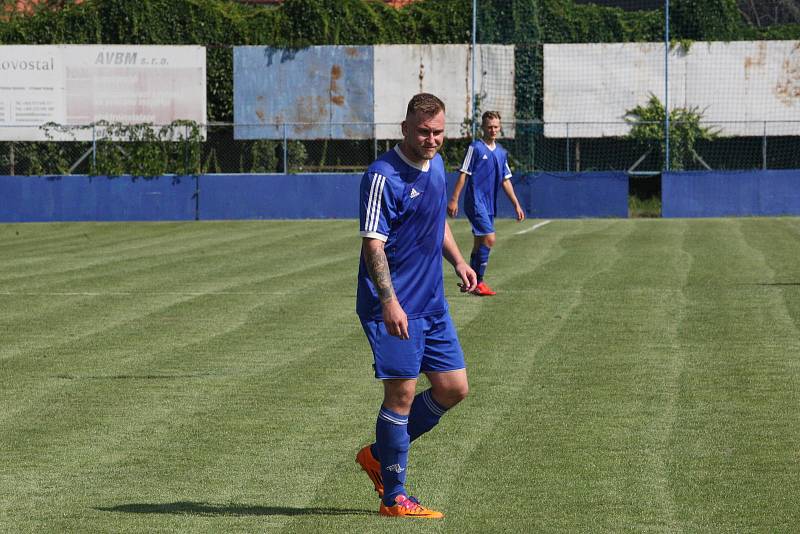 Fotbalisté Kunovic (modré dresy) prohráli v prvním zápase nové sezony doma s Těšnovicemi 0:3.