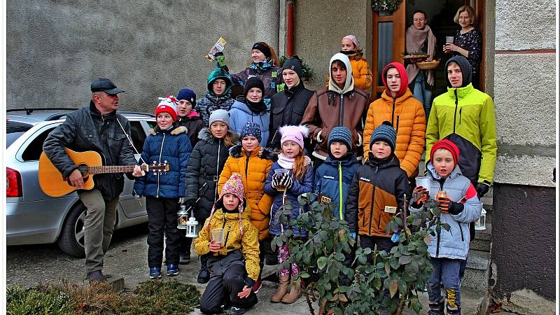 Skauti na Modré předávali lidem světélko pomocí špejlí nebo je připalovali ze svíčky na svíčku. U každého domu zazpívali skauti za doprovodu na kytaru nejméně jednu koledu.