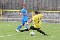 Fotbalisté Ostrožské Nové Vsi (zelenobílé dresy) v 11. kole I. B třídy skupiny C podlehli vedoucími Ořechovu 0:1.