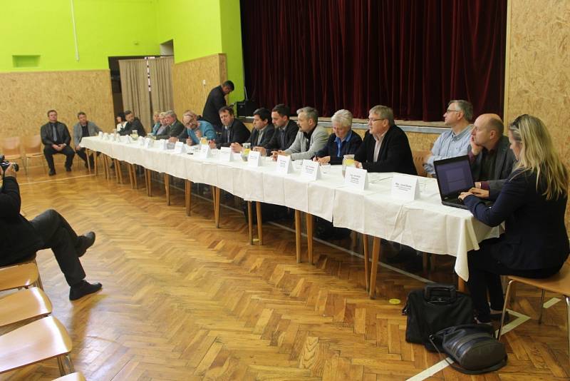 Na setkání občanů Jarošova s vedením Uherského Hradiště se mimo jiné řešila i možnost bezbariérového přístupu do tamější školy.