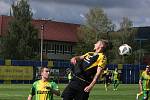 Fotbalisté Strání (černožluté dresy) v sobotním domácím hodovém duelu přehráli Napajedla 3:0.