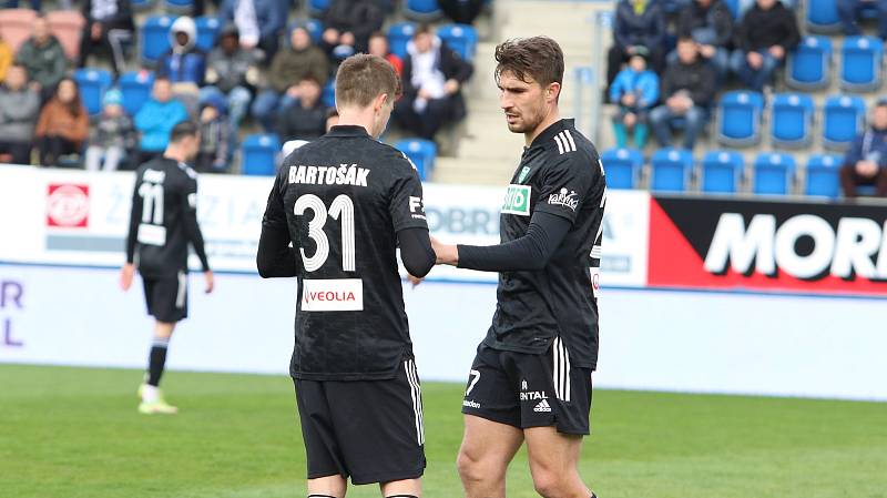 Fotbalisté Slovácka (bílé dresy) ve 28. kole FORTUNA:LIGY zdolali poslední Karvinou 3:1.