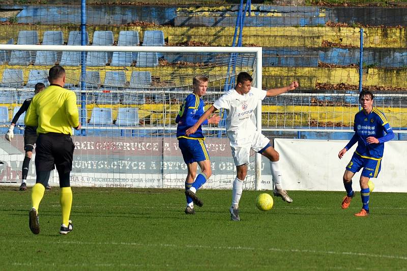 Starší dorostenci Slovácka (bílé dresy) v 15. kole Moravskoslezské ligy zdolali Jihlavu 2:1.