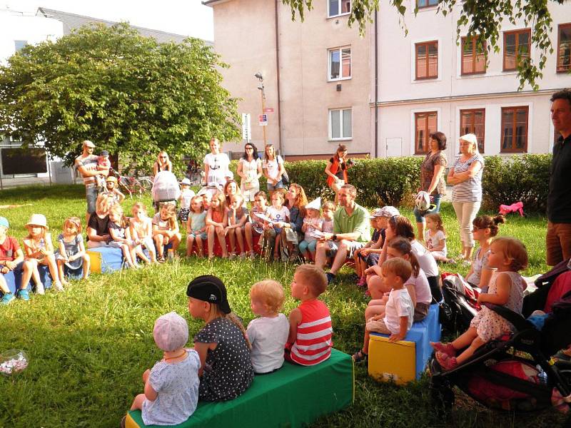 Druhá půle měsíce června již tradičně patří „Hradišťskému sluníčku“ a čteným večerníčkům na paloučku u Knihovny B. B. Buchlovana v Uherském Hradišti.