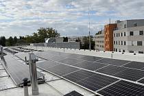 Další fotovoltaickou elektrárnu instalovali v Uherskohradišťské nemocnici. Tentokrát na střeše transfuzní stanice; listopad 2023