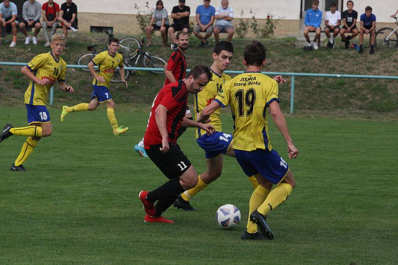 Fotbalisté Starého Města (žluté dresy) vyhráli derby ve Zlechově 3:1.