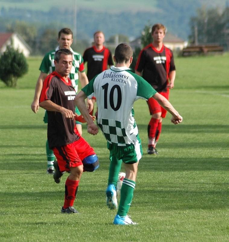 Fotbalisté Kudlovic (v kostkovaném) nenavázali na vítězství v Bánově a před domácími fanoušky odevzdali všechny body Starému Městu.