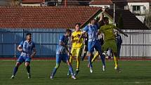 Fotbalisté Hluku (modré dresy) zdolali v sobotním zápase 19. kola krajské I. A třídy skupiny B Nivnici 3:2 a upevnili si druhé místo v tabulce.