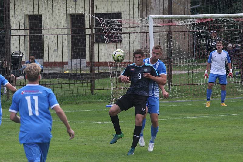 Fotbalisté Osvětiman (tmavé dresy) ve šlágru 8. kola I. A třídy skupiny B zdolali Hluk 3:2.