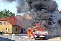 Dvě jednotky hasičů musely zasahovat u požáru automobilu v Bílovicích.